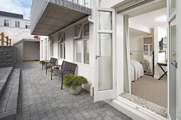 Luxe beddengoed, verduisterende gordijnen, geluiddichte muren