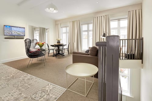 Studio Penthouse Ice Apartment | Premium bedding, blackout drapes, soundproofing, iron/ironing board
