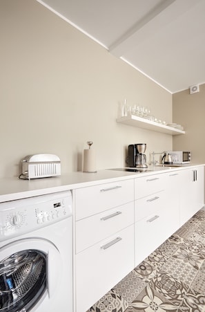 Fridge, microwave, stovetop, dishwasher
