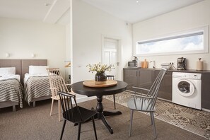 Studio (Penthouse) | Privékeuken | Een koelkast, een microgolfoven, een kookplaat, een vaatwasser