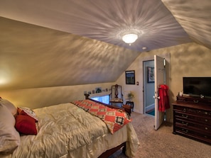 Traditional Room, 1 Queen Bed | Memory-foam beds, individually decorated, individually furnished