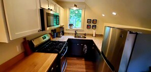 Traditional Condo, 1 Queen Bed, Kitchen, City View | Private kitchen