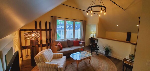 Traditional Condo, 1 Queen Bed, Kitchen, City View | Living area