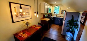 Traditional Condo, 1 Queen Bed, Kitchen, City View | In-room dining