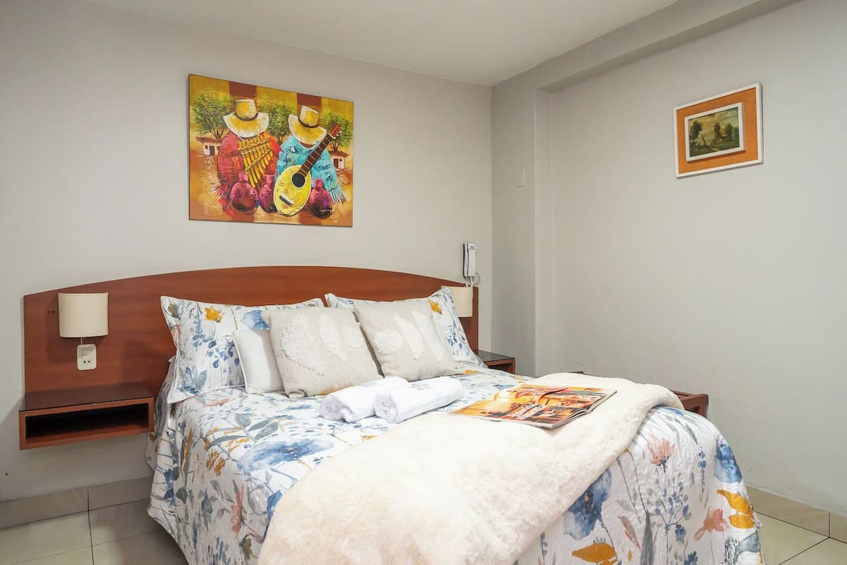 Brankas, setrika/meja setrika, Wi-Fi gratis, dan seprai linen