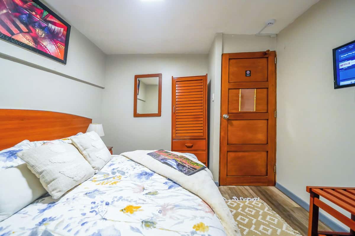 Kamar Single Basic, 1 Tempat Tidur Twin | Brankas, setrika/meja setrika, Wi-Fi gratis, dan seprai linen