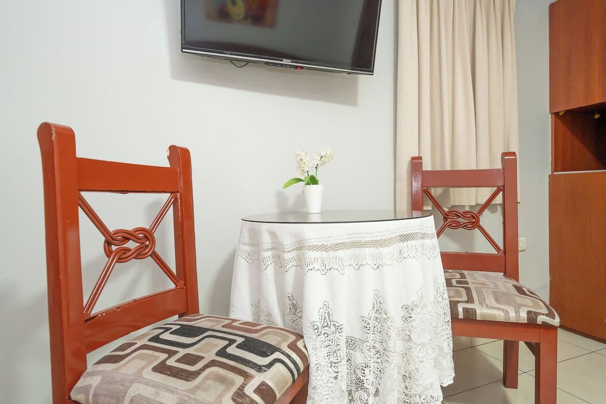 Brankas, setrika/meja setrika, Wi-Fi gratis, dan seprai linen