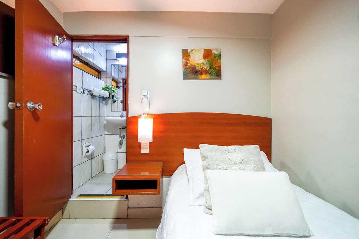 Kamar Single Ekonomi, 1 Tempat Tidur Twin | Brankas, setrika/meja setrika, Wi-Fi gratis, dan seprai linen