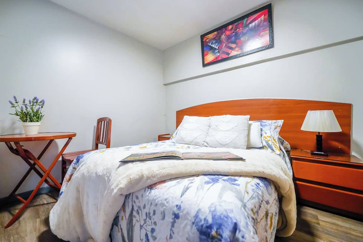 Kamar Single Basic, 1 Tempat Tidur Twin | Brankas, setrika/meja setrika, Wi-Fi gratis, dan seprai linen