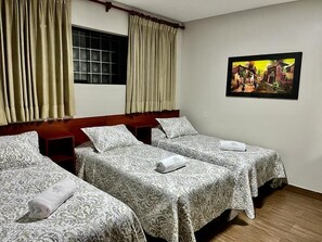 Basic Triple Room | In-room safe, iron/ironing board, free WiFi, bed sheets - Imperial Inn Hospedaje Turístico (Lima)