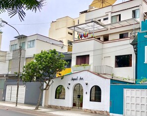 Façana frontal de l'allotjament