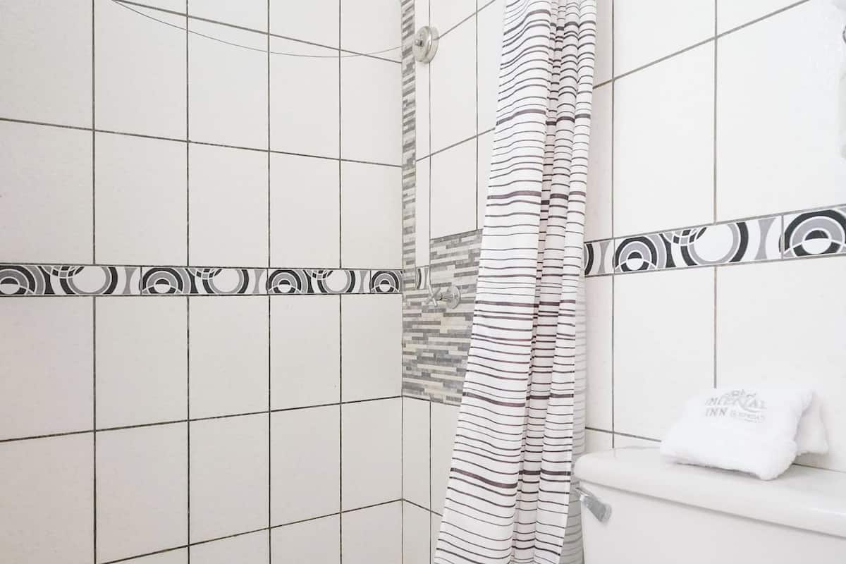 Shower, pengering rambut, dan handuk