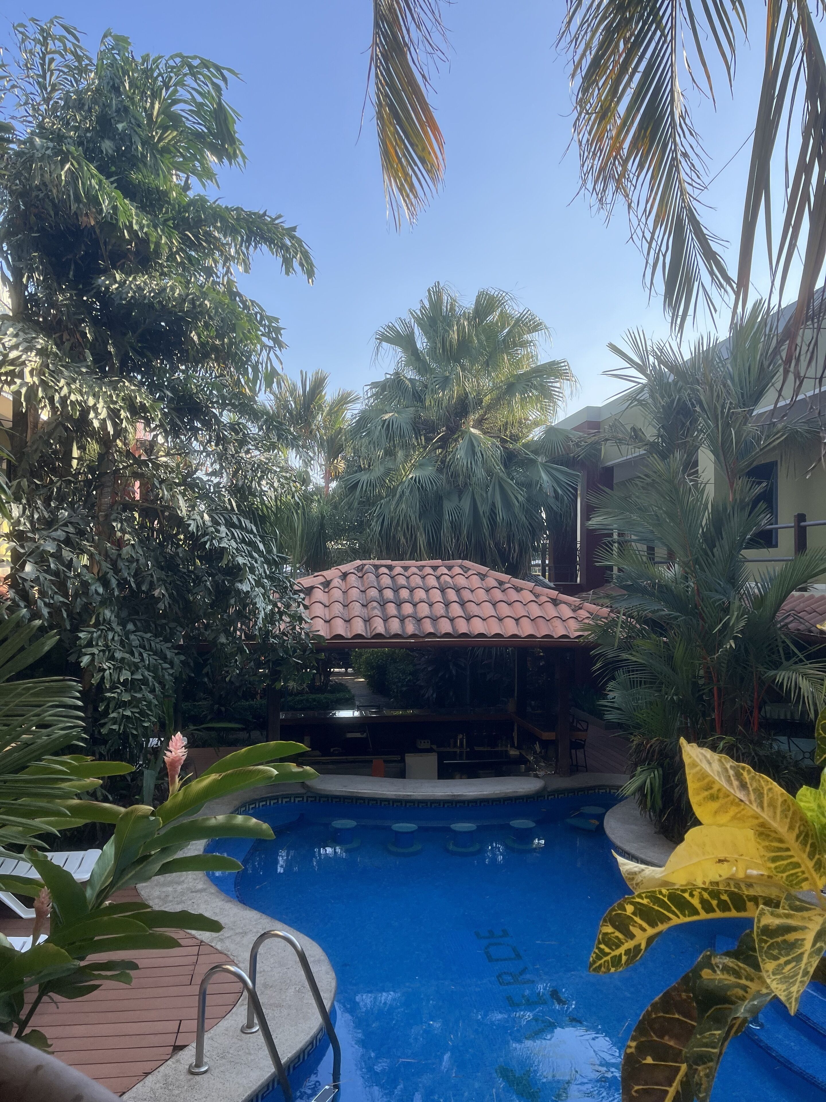 outdoor pool, open 7:00 am to 10:00 pm, pool loungers