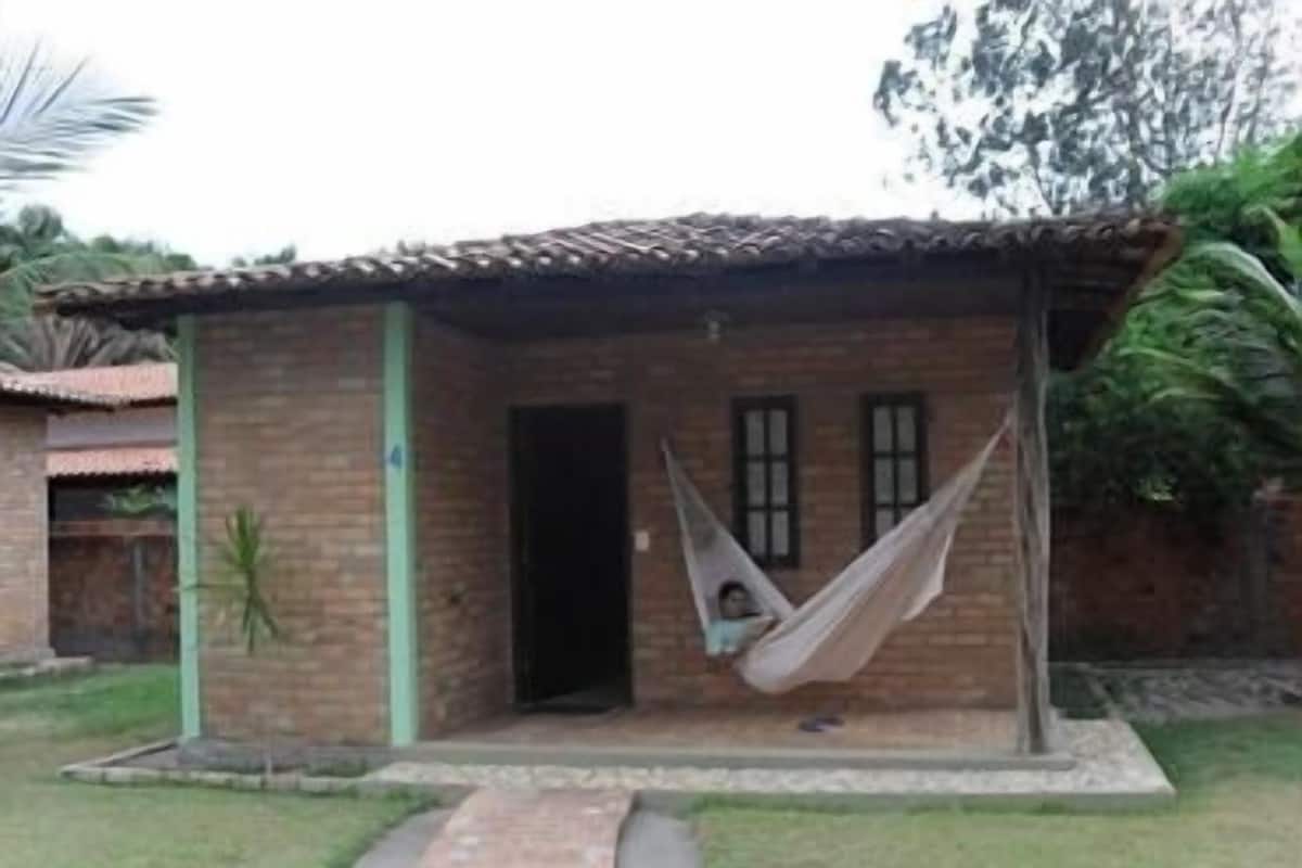 Escritorio, tabla de planchar con plancha y wifi gratis