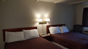Blackout curtains, iron/ironing board, free WiFi, bed sheets - Captain's Quarters Motel (Saugatuck)