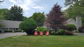 Property grounds - Captain's Quarters Motel (Saugatuck)