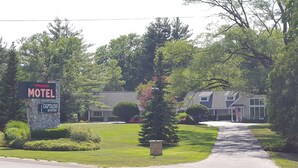 A motel with a sign indicating no vacancies and a sign for Captains Quarters. - Captain's Quarters Motel (Saugatuck)
