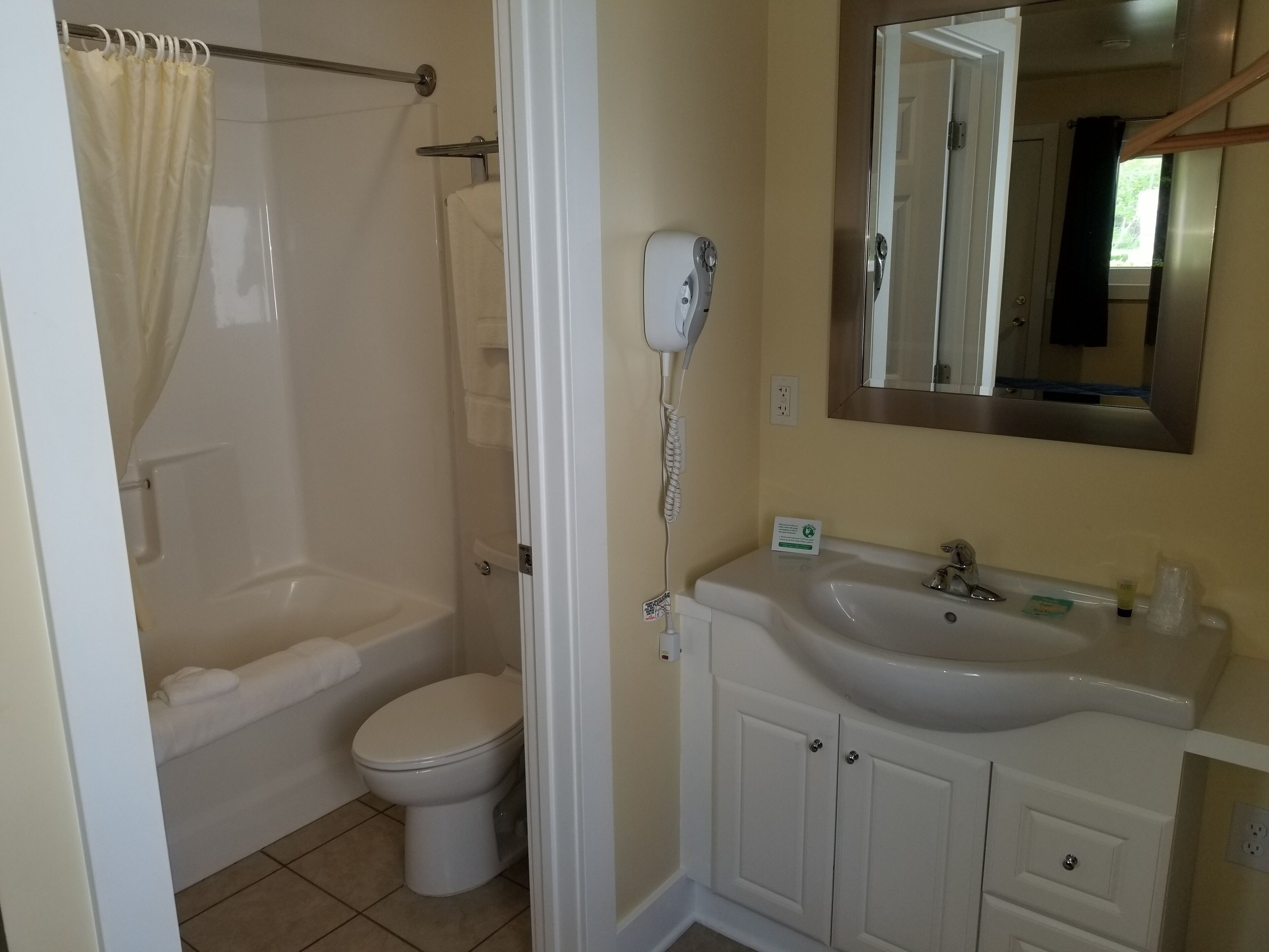 Economy kamer | Badkamer | Een bad/douchecombinatie, gratis toiletartikelen, een haardroger