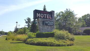 Señal de motel que indica 'NO VACANCY' y 'CAPTAINS QUARTERS', avisando que no hay habitaciones disponibles.