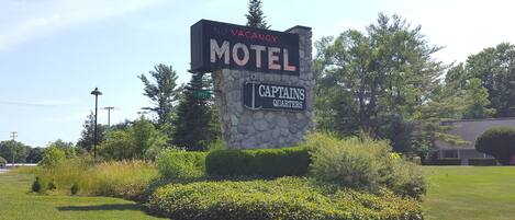Señal de motel que indica 'NO VACANCY' y 'CAPTAINS QUARTERS', avisando que no hay habitaciones disponibles.