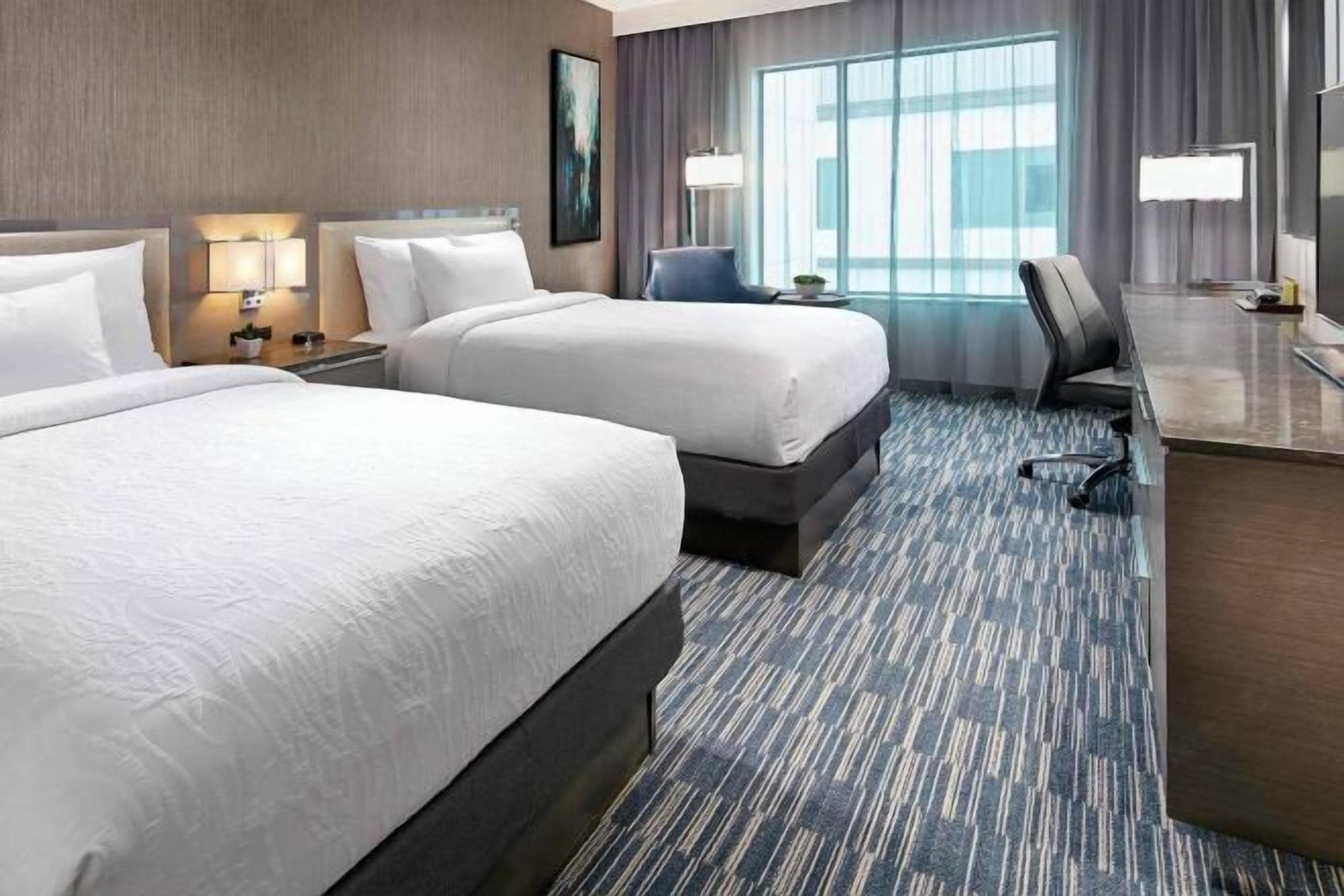 خزنة داخل الغرفة ومكتب ومساحة عمل للكمبيوتر المحمول وستائر تعتيم