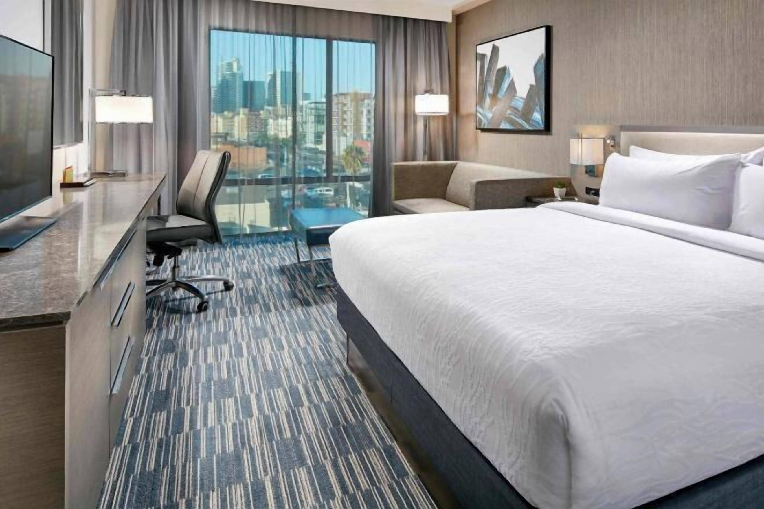 خزنة داخل الغرفة ومكتب ومساحة عمل للكمبيوتر المحمول وستائر تعتيم