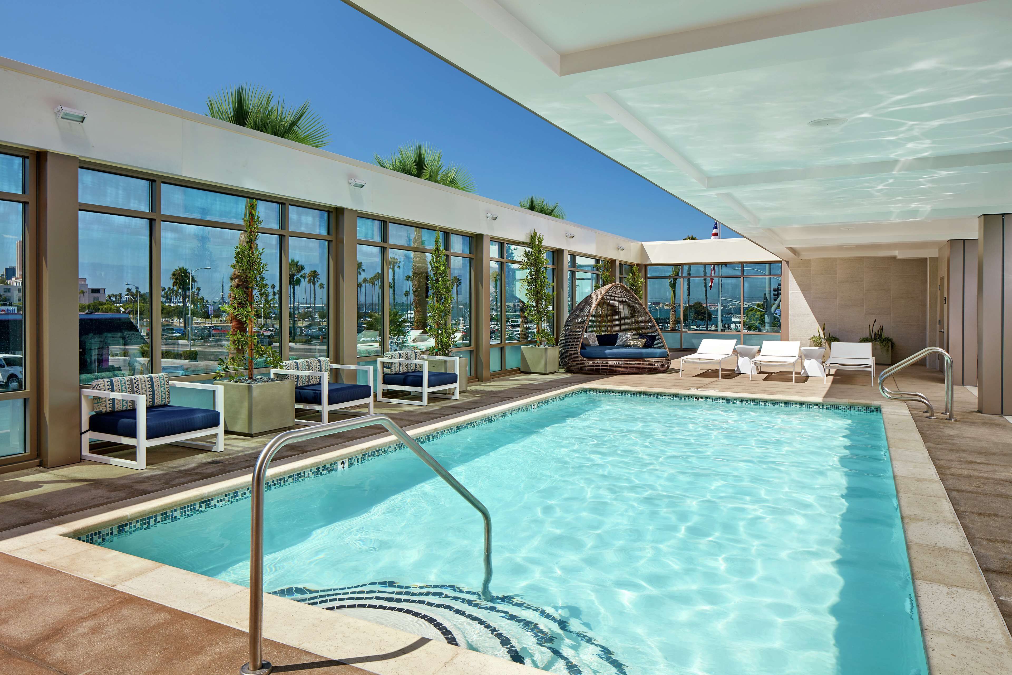 Una piscina al aire libre, camas de piscina gratis