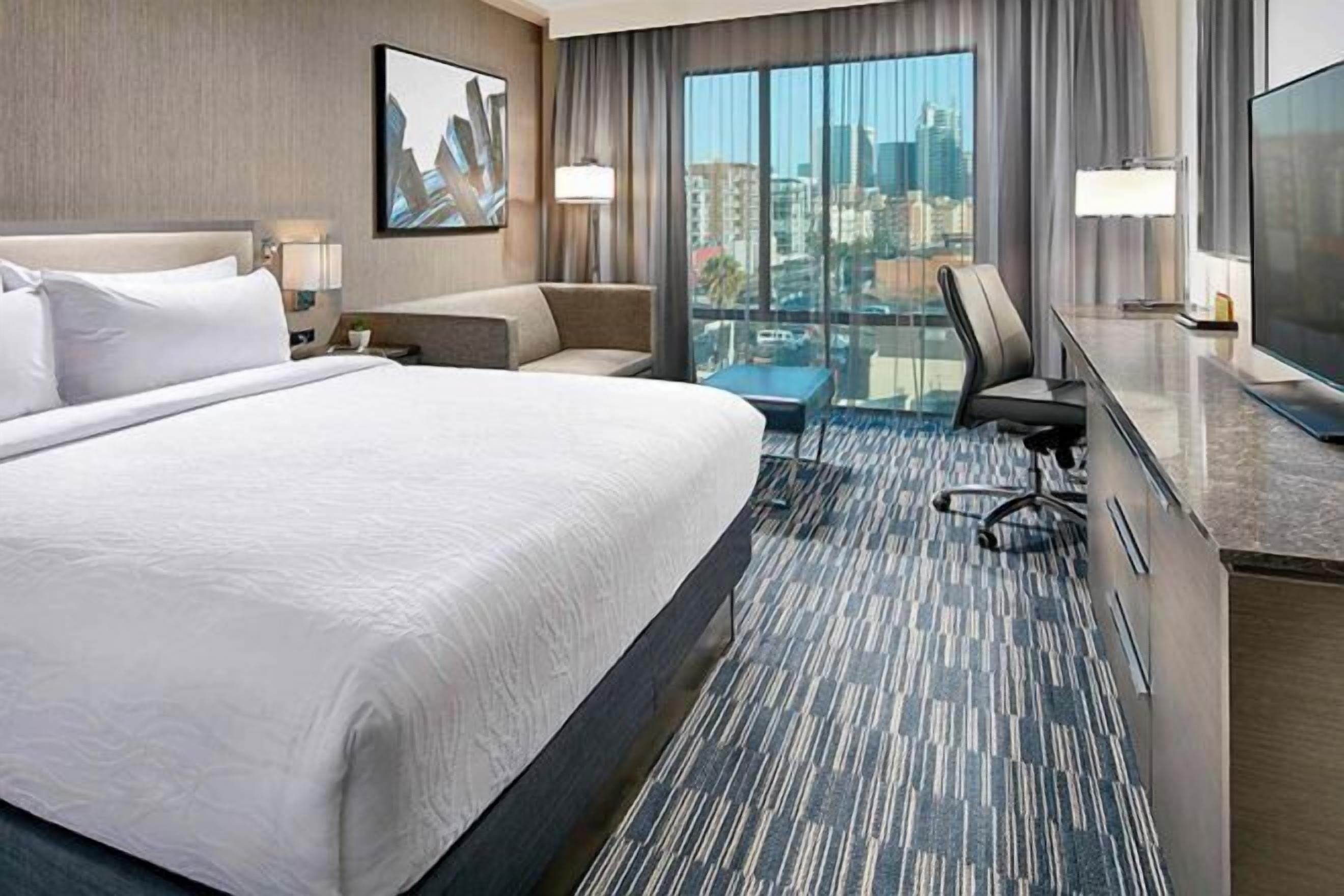 خزنة داخل الغرفة ومكتب ومساحة عمل للكمبيوتر المحمول وستائر تعتيم