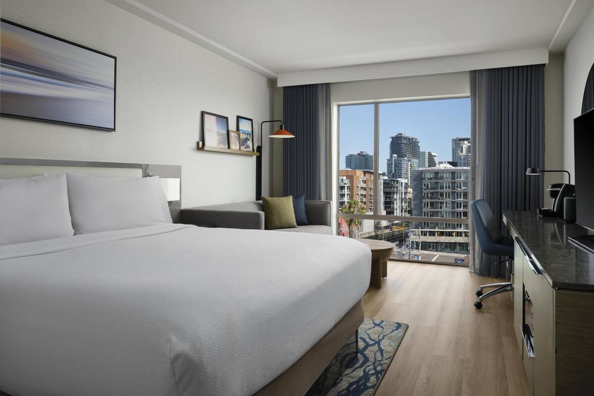 Kamer, 1 kingsize bed, uitzicht op stad | Een kluis op de kamer, een bureau, een laptopwerkplek