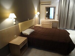 Appartamento, vista mare | Biancheria da letto di alta qualità, minibar, una cassaforte in camera