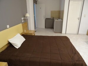 Appartamento, vista mare | Biancheria da letto di alta qualità, minibar, una cassaforte in camera