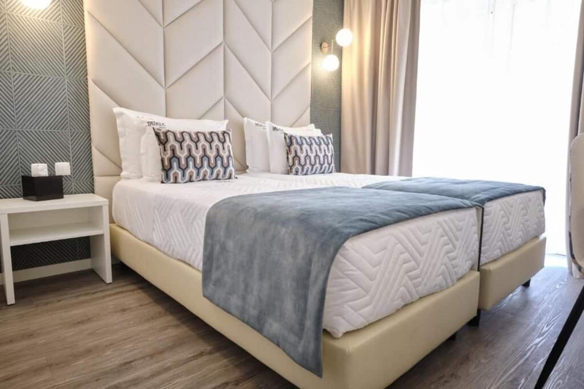 Caja de seguridad en la habitación y sistema de insonorización