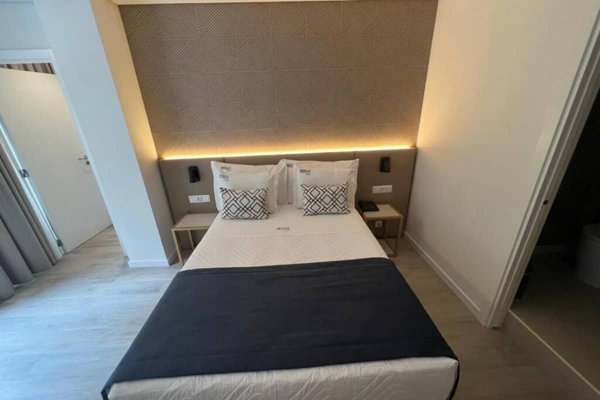 Caja de seguridad en la habitación y sistema de insonorización