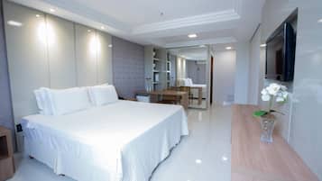 Frigobar, individualmente decorados, escrivaninha, cortinas blackout