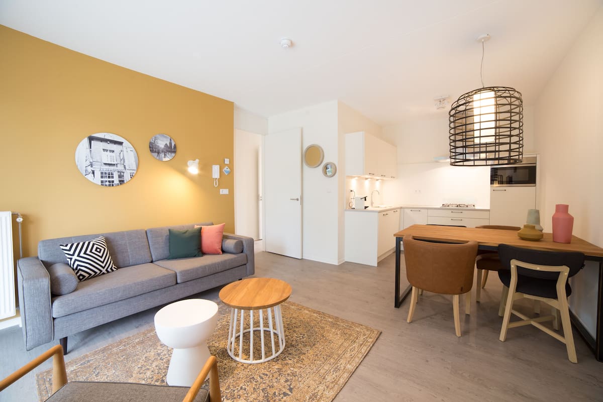 Appartamento Comfort, 2 camere da letto | Area soggiorno | TV a schermo piatto 32 pollici con canali via cavo, TV