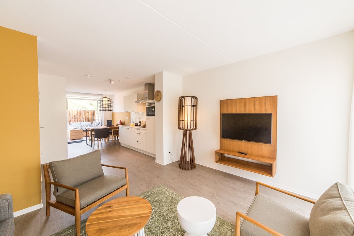 Appartamento, 2 camere da letto, terrazzo (Lifestyle) | Area soggiorno | TV a schermo piatto 32 pollici con canali via cavo, TV