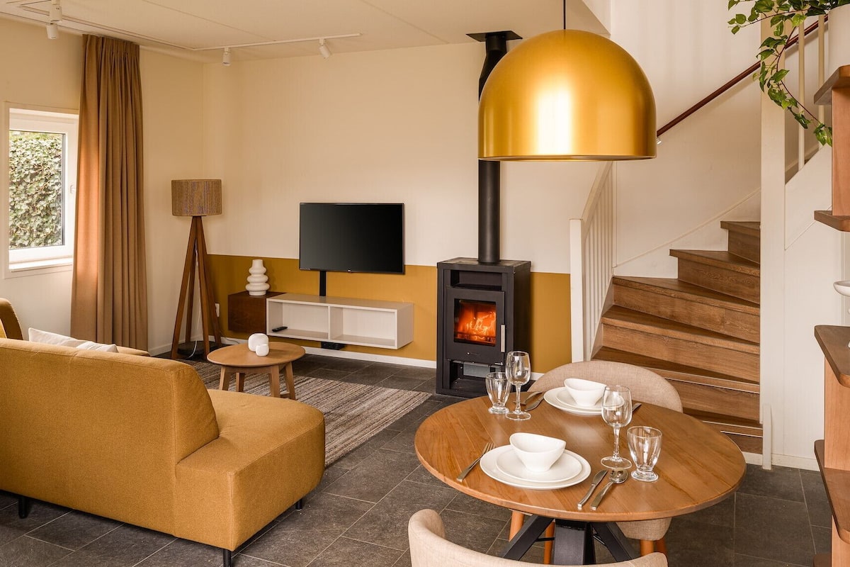 Exclusieve resortwoning, 1 slaapkamer, bubbelbad (Hofstede Wellness) | Woonkamer | Een 32-inch flatscreentelevisie met kabelzenders en een televisie