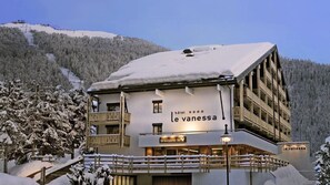 Front of property - Hotel Vanessa (Bagnes)
