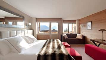 1 kamar tidur, minibar, brankas, dan meja kerja