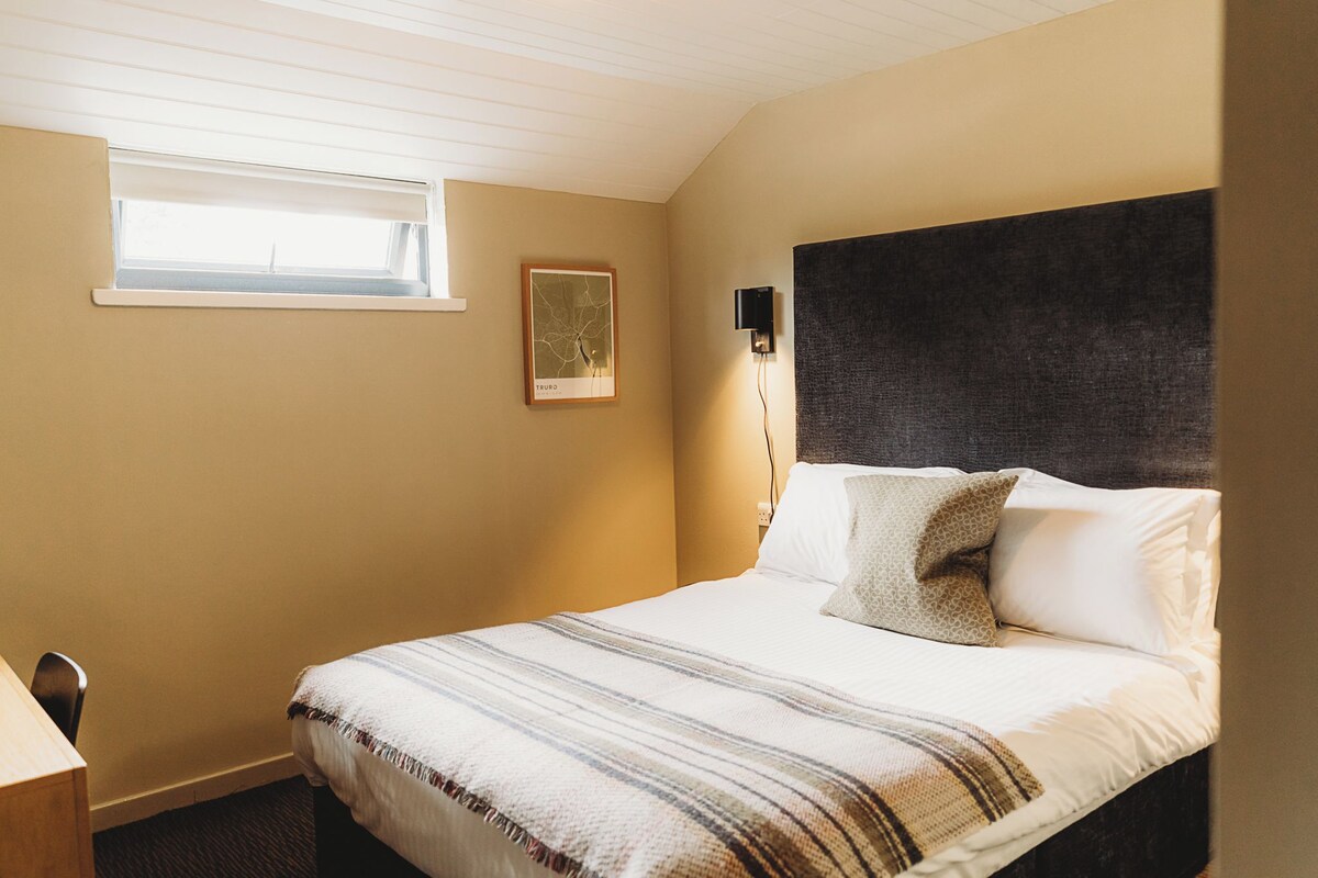 Cabin | Desk, laptop workspace, iron/ironing board (on request), WiFi (free)