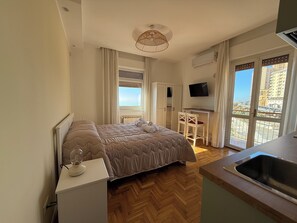 Camera panoramica, 1 letto matrimoniale, balcone, vista mare | 3 camere, biancheria da letto di alta qualità, copriletto in piuma