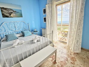 Camera panoramica, 1 letto matrimoniale, balcone, vista mare | 3 camere, biancheria da letto di alta qualità, copriletto in piuma