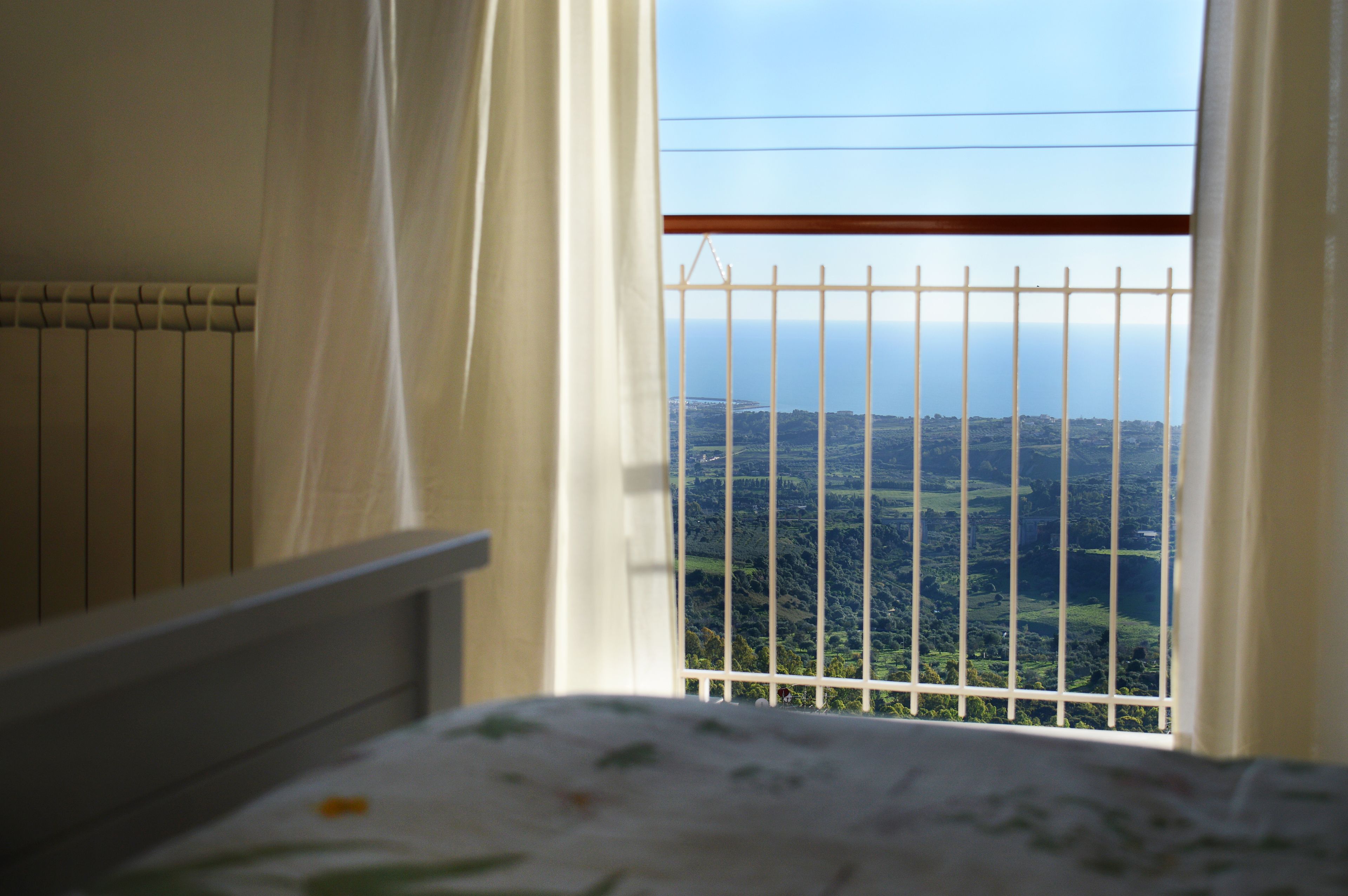Un dormitorio con ventana a un paisaje montañoso.