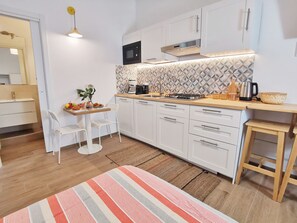 Camera Comfort, 1 letto matrimoniale, cucina | 3 camere, biancheria da letto di alta qualità, copriletto in piuma