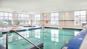 Alberca techada y camastros