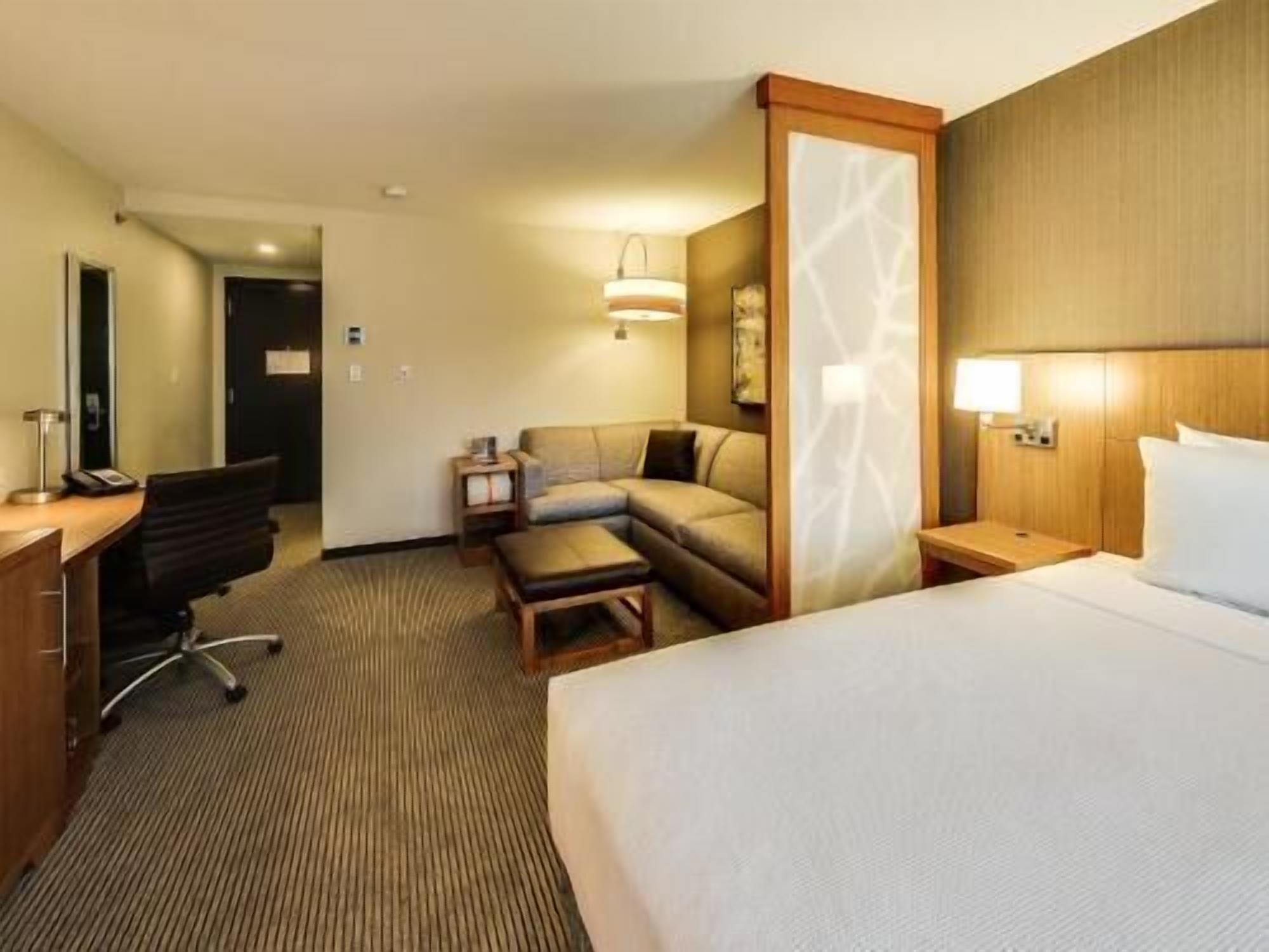 Meja kerja, kedap suara, setrika/meja setrika, dan Wi-Fi gratis