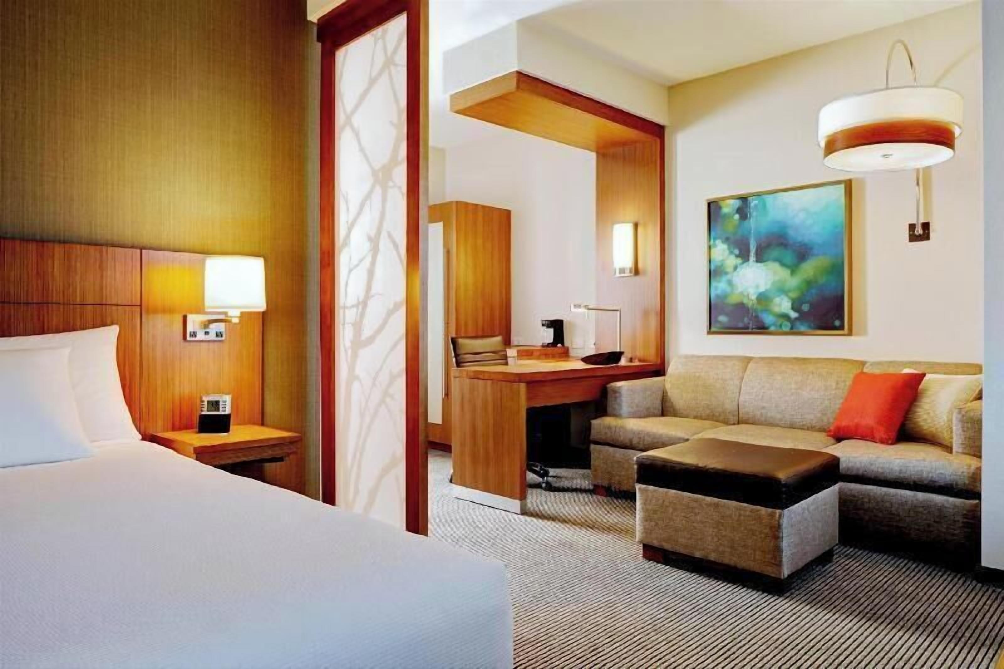 Meja kerja, kedap suara, setrika/meja setrika, dan Wi-Fi gratis