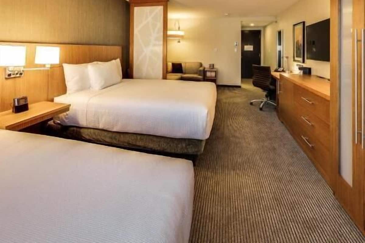 Desk, soundproofing, iron/ironing board, free WiFi