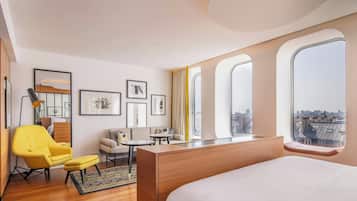 Junior studio, 1 kingsize bed | Luxe beddengoed, pillowtop-bedden, een minibar, een kluis op de kamer