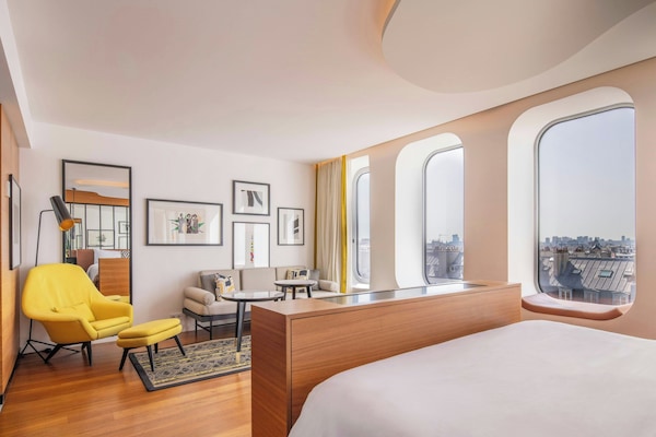 Artist Studio, 1 King Bed | Premium bedding, pillow-top beds, minibar, in-room safe